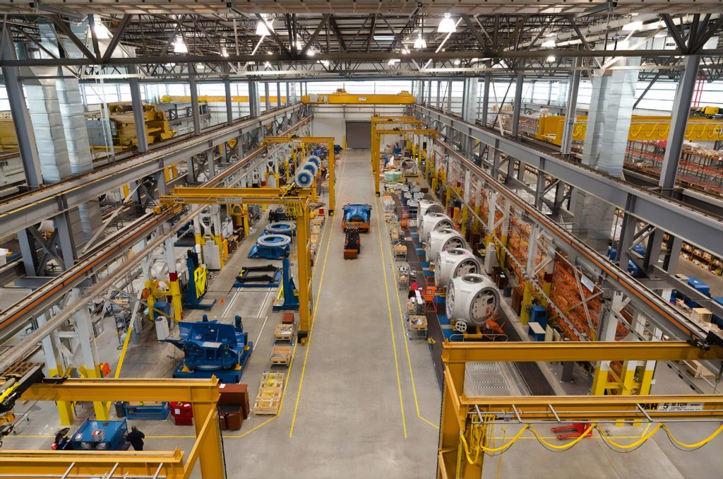 Big manufacturing shopfloor, wit multiple machines being operated by humans