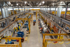 Big manufacturing shopfloor, wit multiple machines being operated by humans